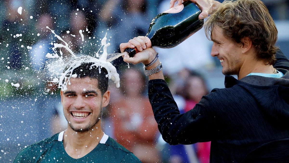 Zverev baña en cava a Carlos Alcaraz tras la entrega de premios del Mutua Madrid Open. | REUTERS/JUAN MEDINA