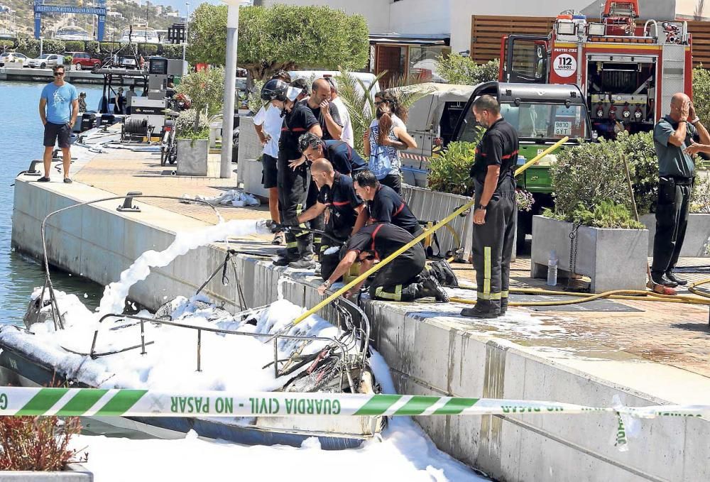 Incendio de una lancha en Eivissa