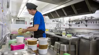 "¡Esta noche me libro de cocinar!": la escuela de Barcelona que reparte 'tuppers' entre las familias con el sobrante diario del comedor