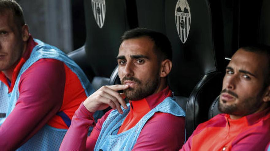 Un aficionado le lanza pipas a Paco Alcácer