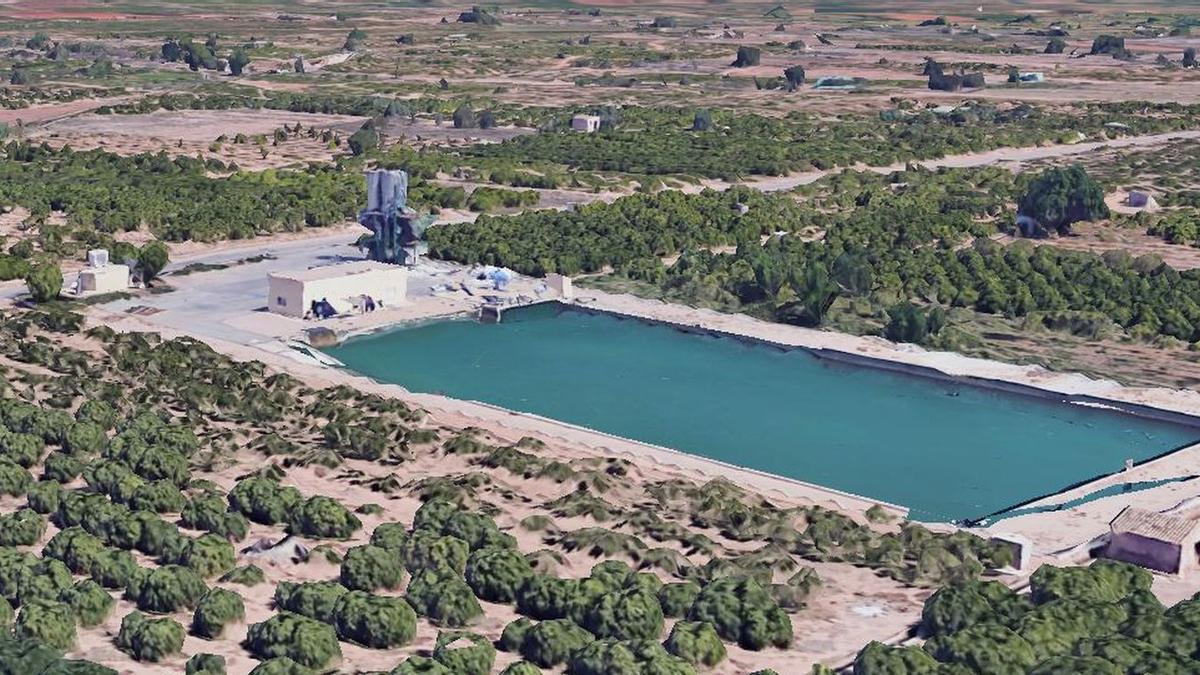 La balsa de riego que abastece los campos de la partida de Carinyena es una de las que se beneficiaría del proyecto de instalación de placas fotovoltaicas.