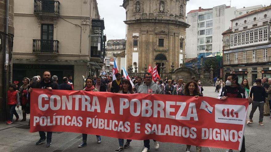 Centenares de personas se sumaron a la manifestación de la CIG, en esta imagen, pasando por delante de la Peregrina.