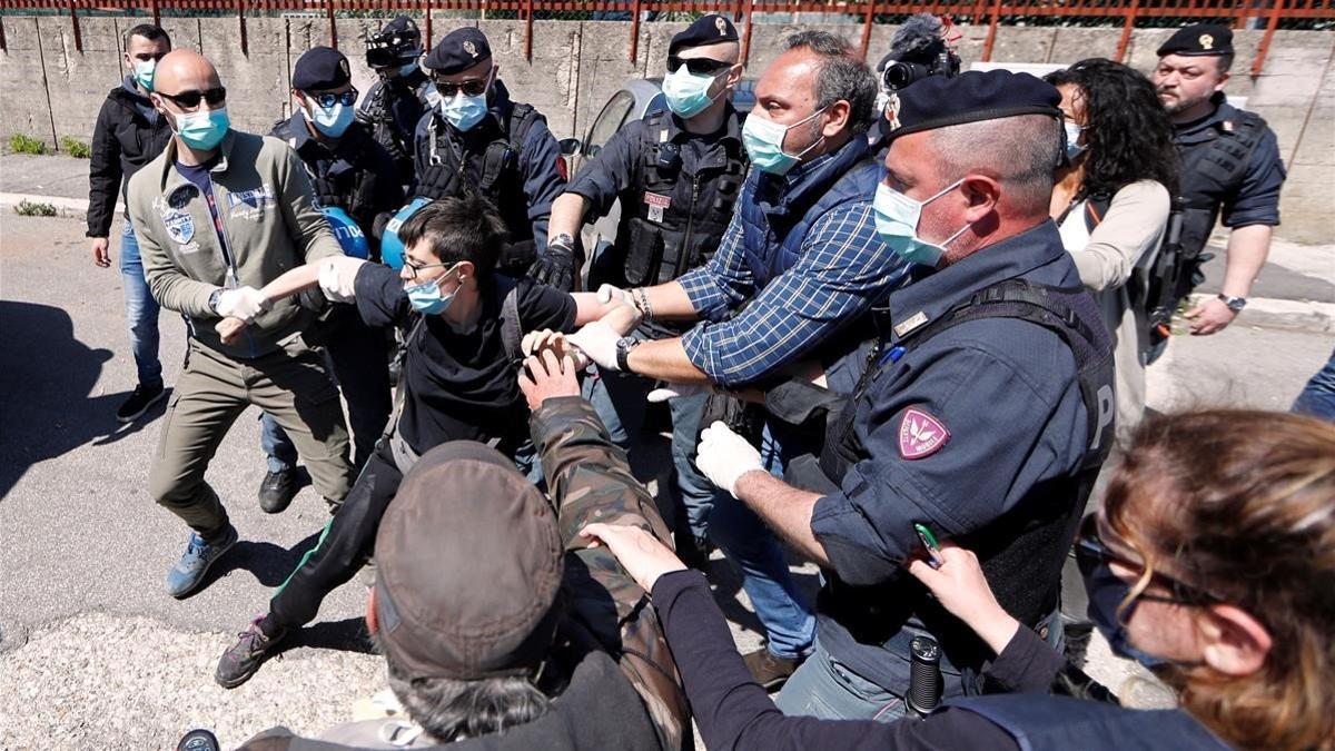 La policía italiana detiene a un manifestante frente a la prisión de Rebibbia que protestaba por las condiciones de los presos, el pasado 16 de abril.