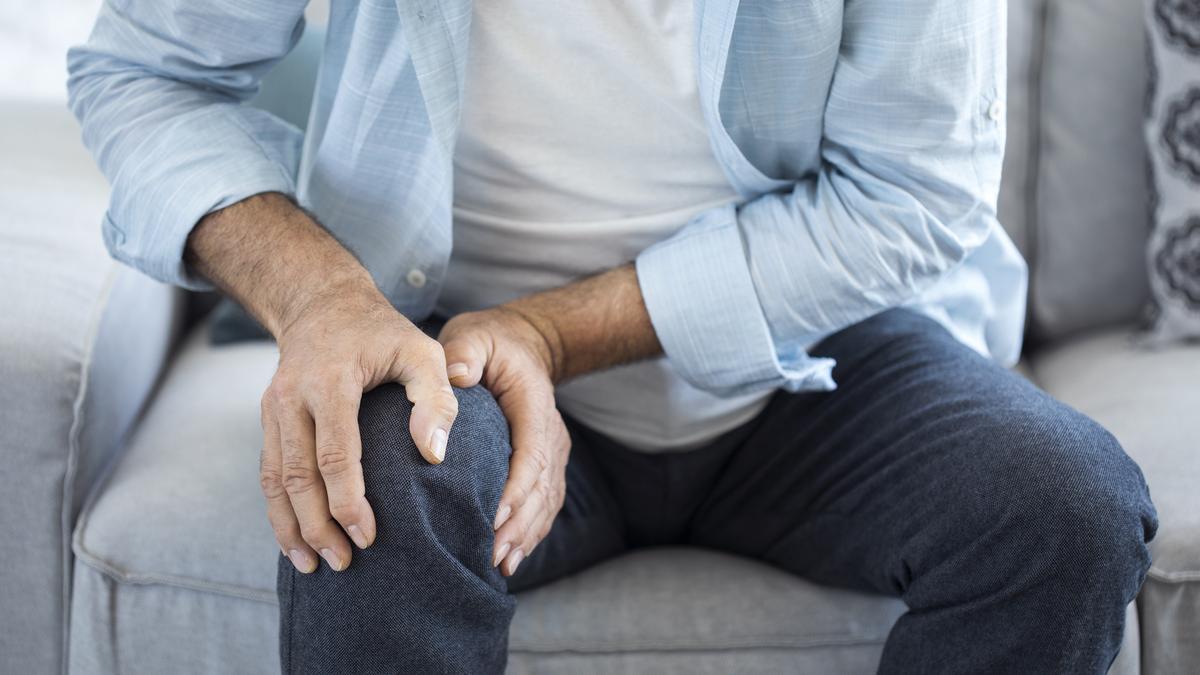 El principal síntoma que acompaña a la artrosis de rodilla es el dolor en la articulación.