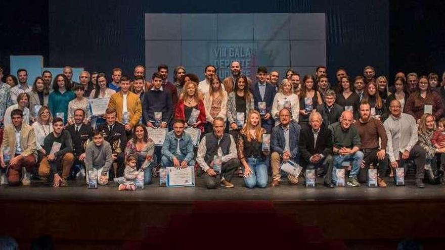 Autoridades y deportistas, familiares, clubs y entidades premiados en la octava edición de la Gala del Deporte Tudense. // D.B.M.