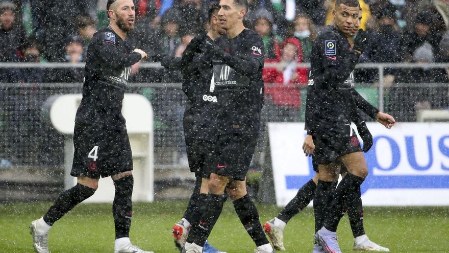 Di María celebra un gol ante la atenta mirada de Sergio Ramos y Mbappé. | // AFP7