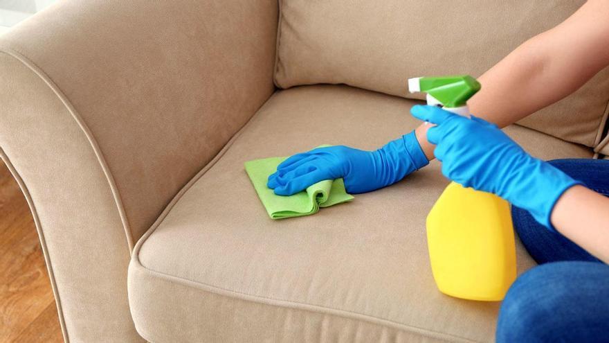 El truco para limpiar el sofá con dos productos y que queden como nuevos