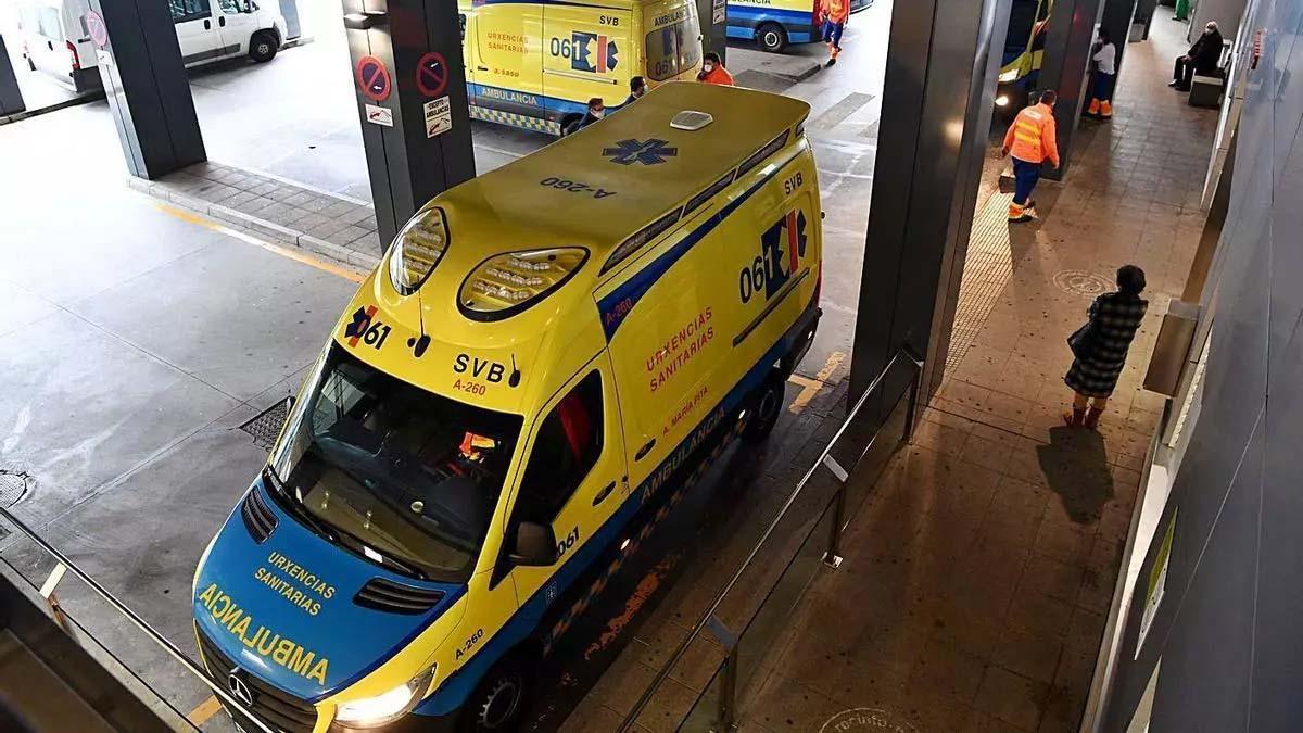 Ambulancias en los accesos a Urgencias del Hospital de A Coruña.