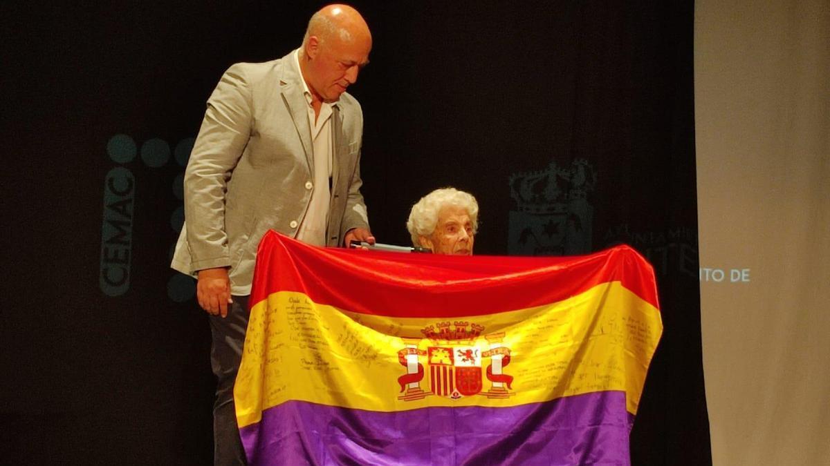 Antonio Ruiz con Juliana Sánchez y la bandera republicana.