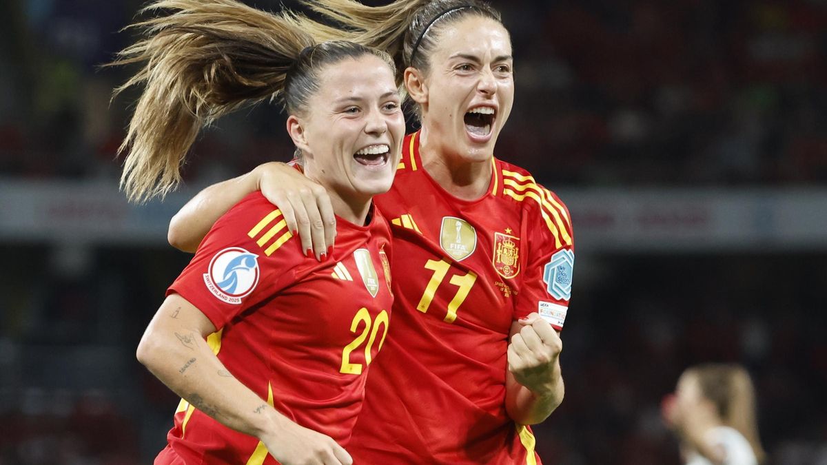 Clàudia Pina i Alèxia celebrant el gol de Pina davant Suïssa