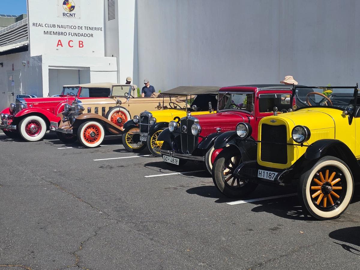 Así han paseado por Santa Cruz los coches antiguos y engalanados