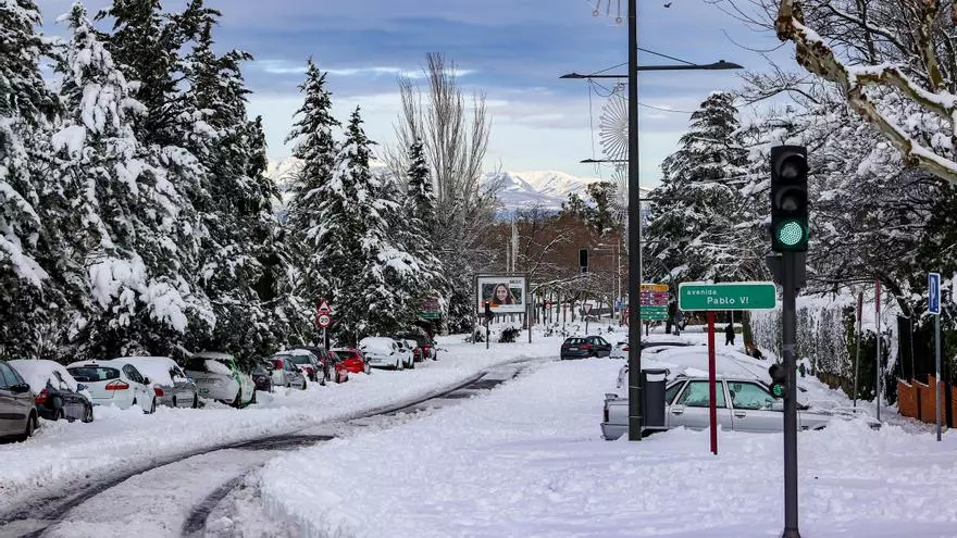 Madrid amanece cubierta de un manto de nieve