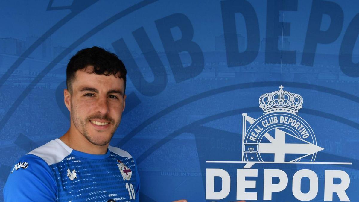 Diego Aguirre, ayer en la ciudad deportiva de Abegondo después del entrenamiento. |  // VÍCTOR ECHAVE