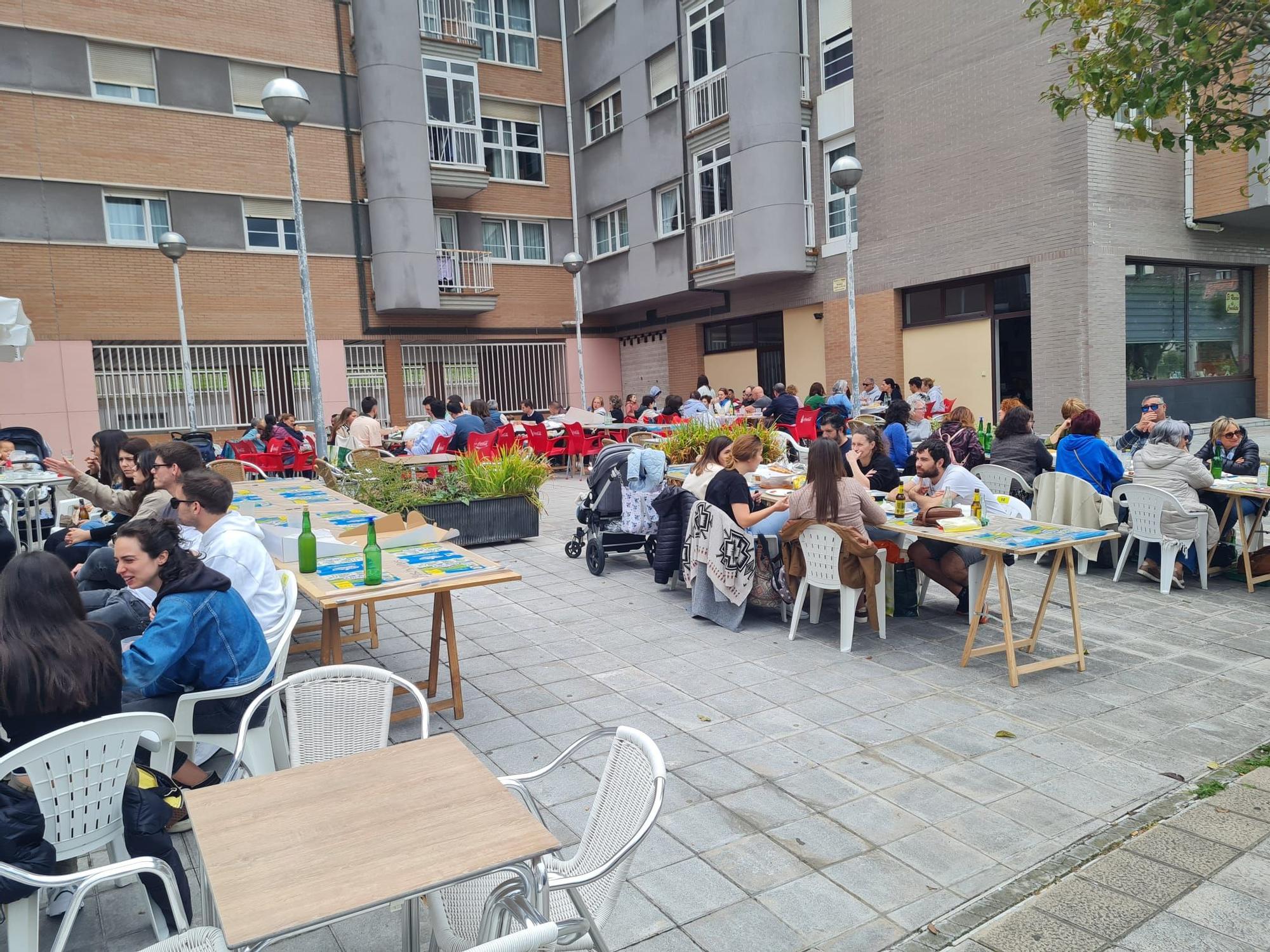 EN IMÁGENES: La comida popular de las fiestas del Puchero de Villalegre, en Avilés