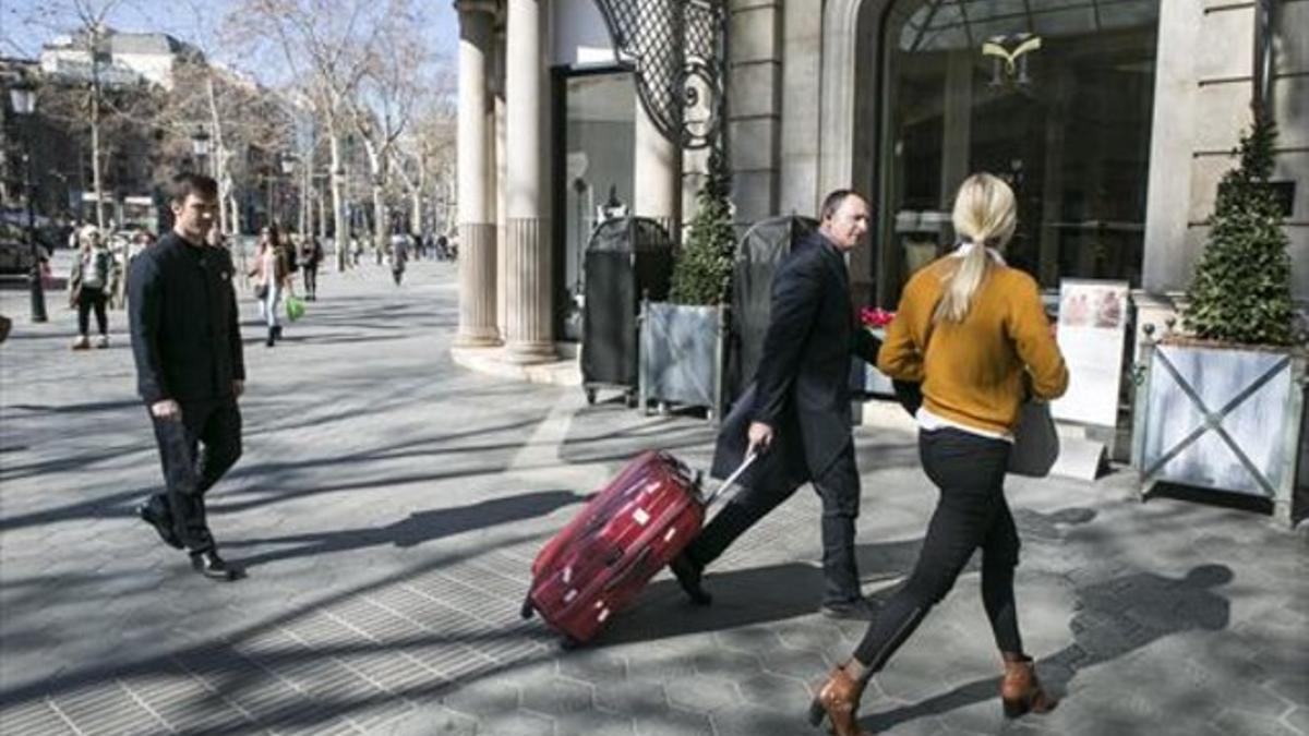 Una pareja de turistas, en el centro de Barcelona.