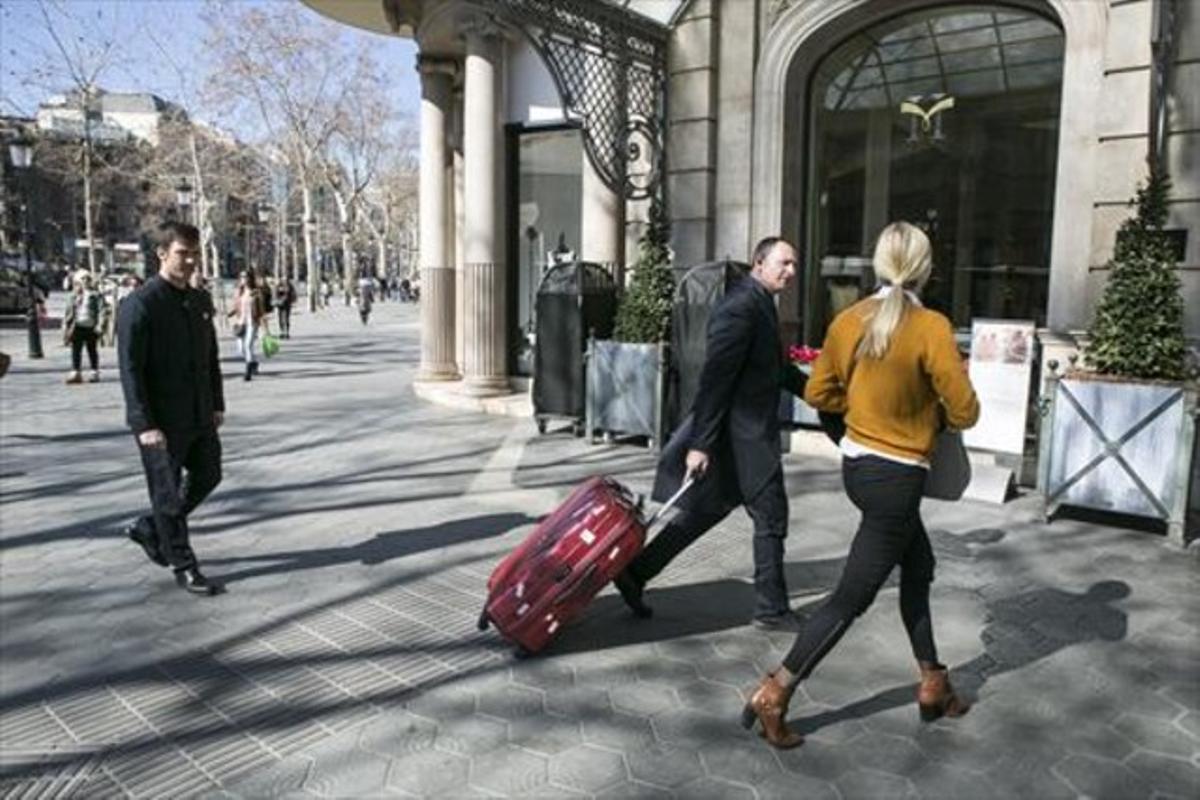 Una pareja de turistas, en el centro de Barcelona. Una pareja de turistas, en el centro de Barcelona.