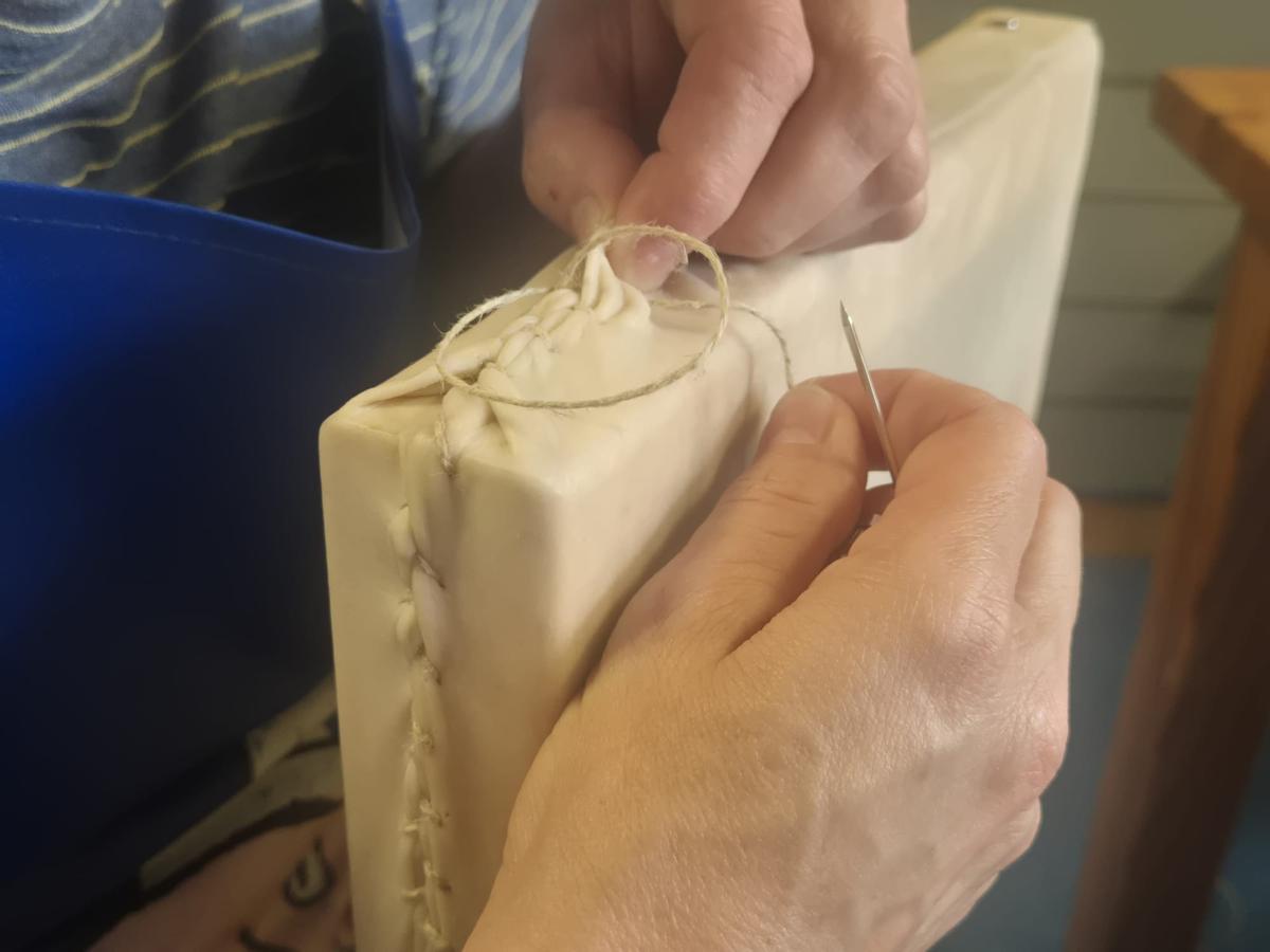 El taller de pandeiros de Grado, en imágenes