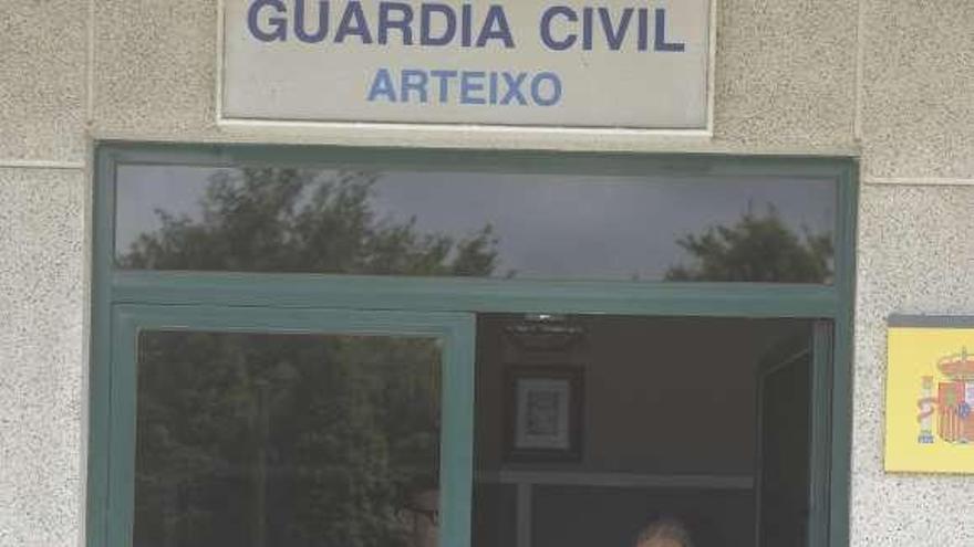 El padre, el miércoles a la salida del cuartel de la Guardia Civil. / v. echave