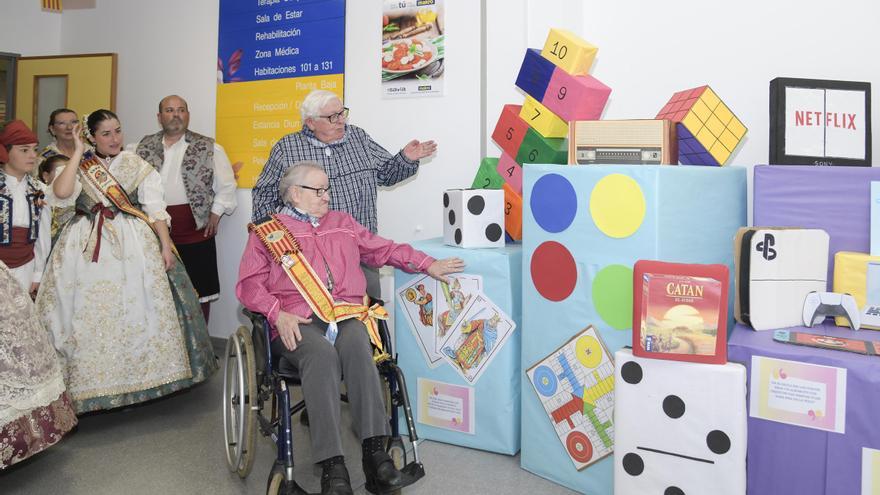 Las falleras mayores de Paiporta celebran las fallas con los mayores