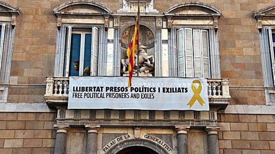 Façana del Palau de la Generalitat, ahir, amb el llaç i la pancarta