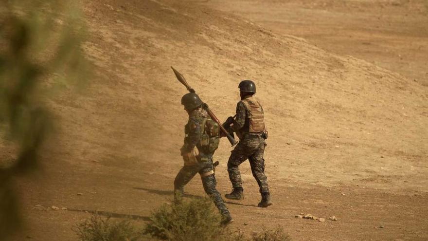 Soldados iraquíes avanzan hacia las posiciones de los yihadistas del Estado Islámico en Safayah, en las inmediaciones de Mosul.
