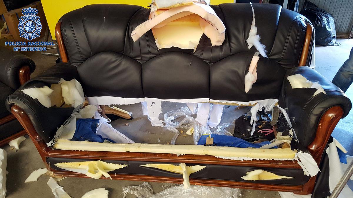 35 kilos de pasta de cocaína fueron intervenidos en sofás.