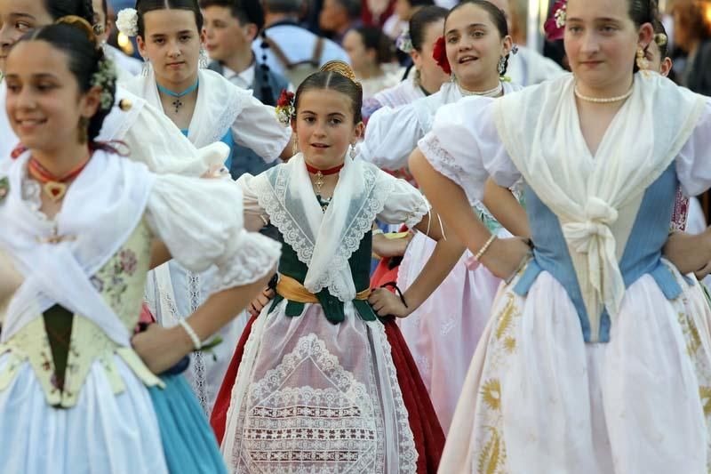 Dansà infantil en la plaza de la Virgen