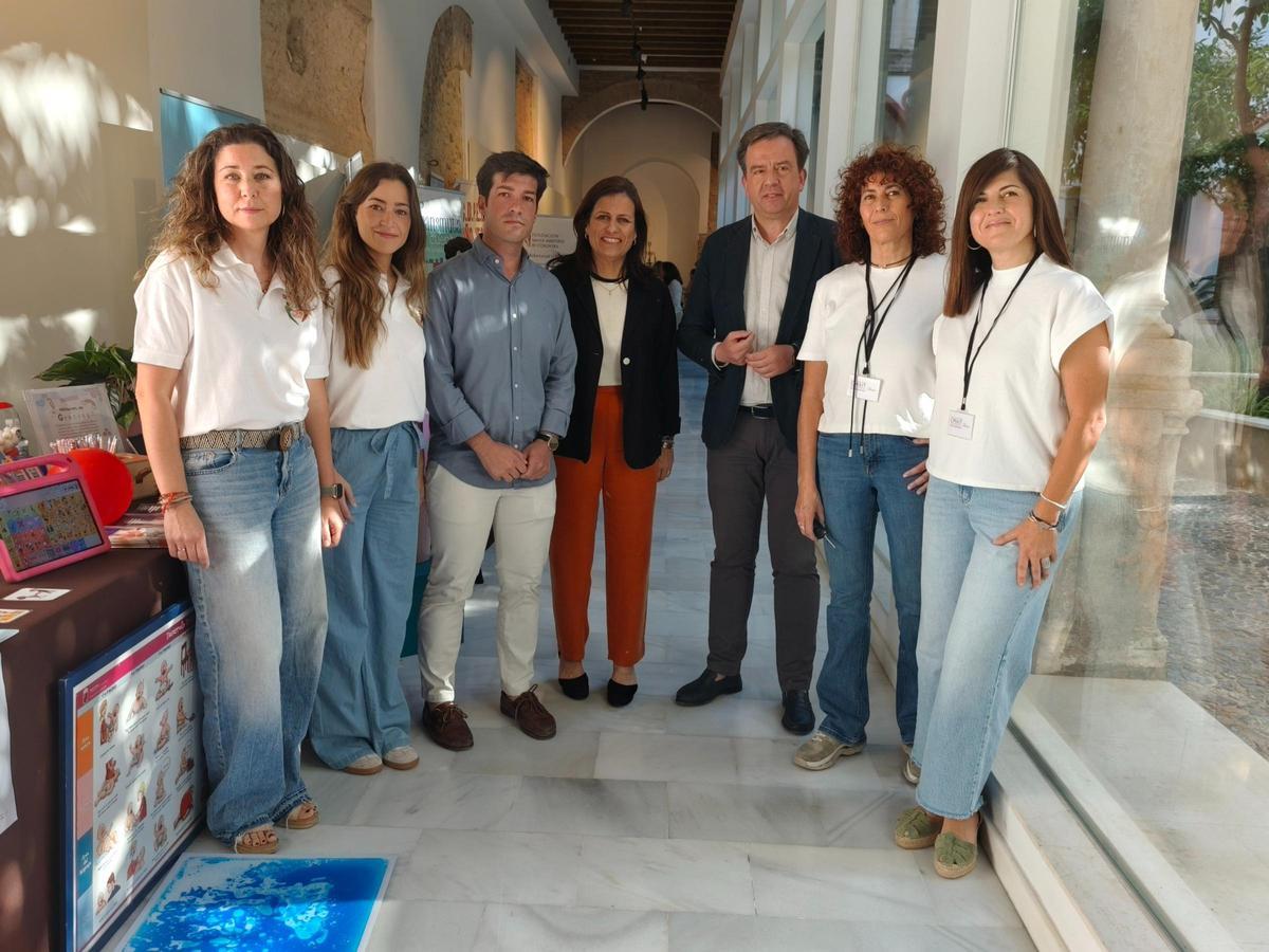 El alcalde de Lucena y la concejala, con representantes de las entidades participantes en el foro.
