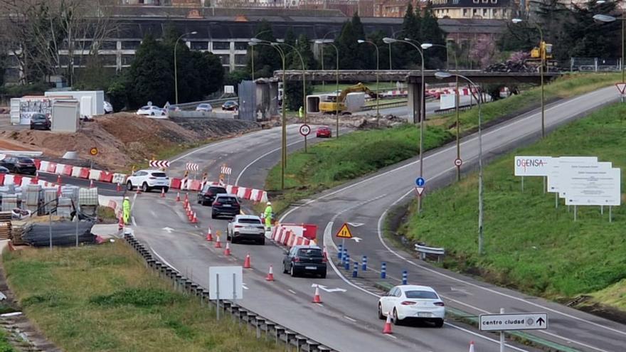 Aspecto que presentaban ayer los trabajos para derribar el puente, con los operarios desviando el tráfico hacia la mitad ya construida de la nueva glorieta de Santullano.