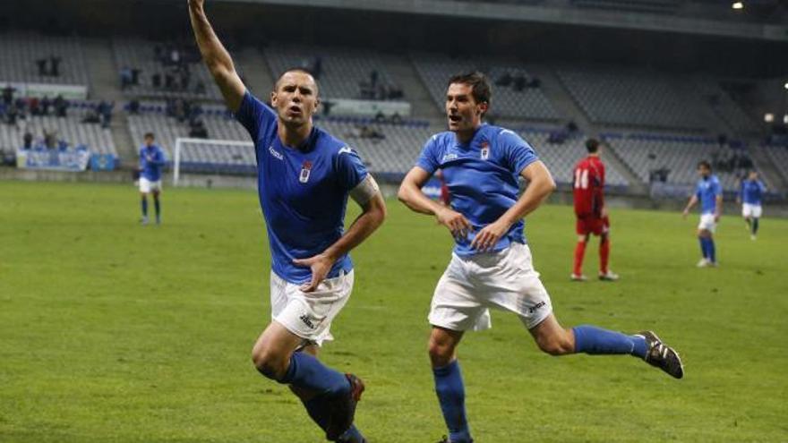 Cervero celebra su gol ante el Marino, con David Fernández detrás. | irma collin