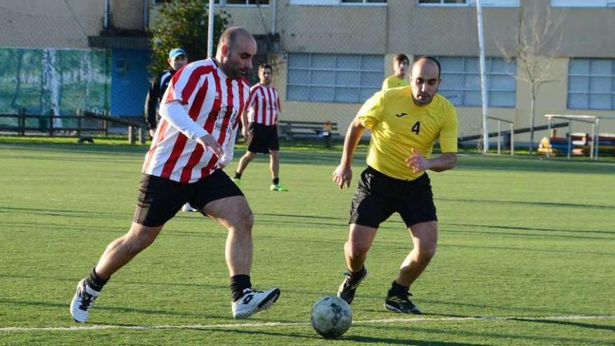 Una acción de un partido de la temporada pasada del Keniata moañés. //Santos Álvarez