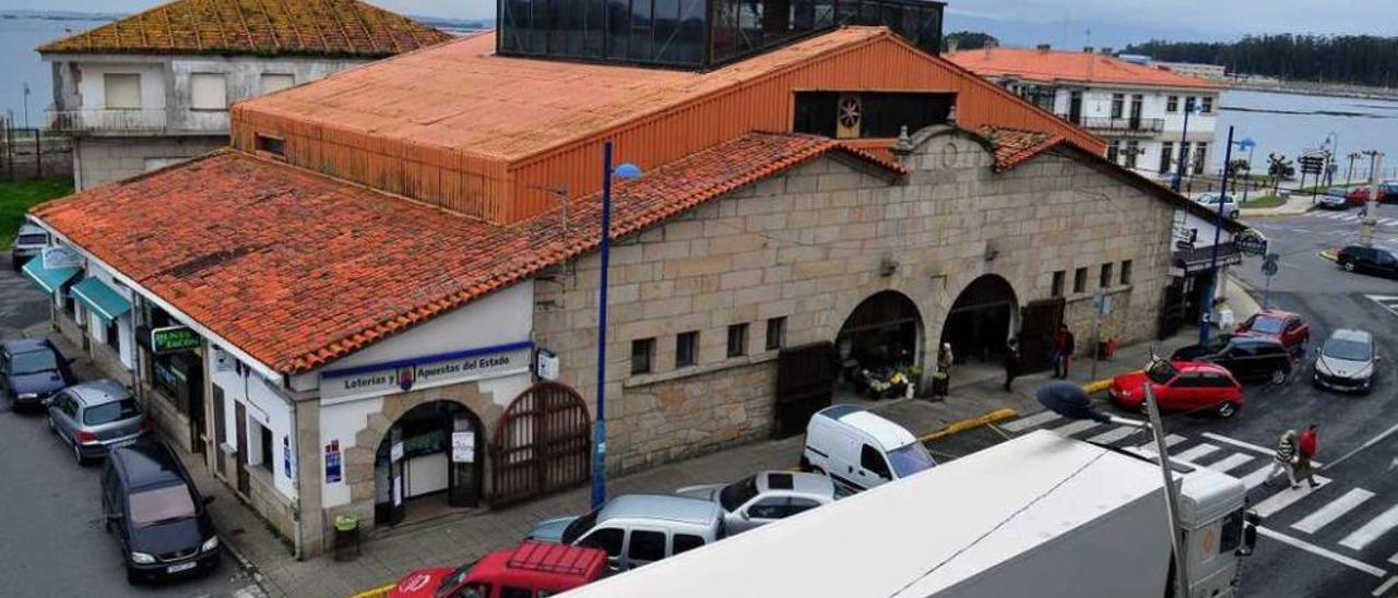 Los arcos de la entrada de la plaza de abastos son originales de 1948. // Iñaki Abella