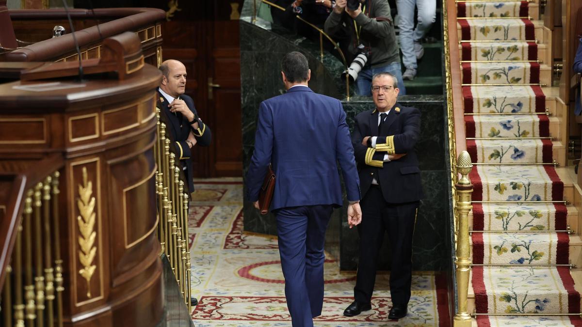 Sánchez, ayer, en su salida de la sesión de control