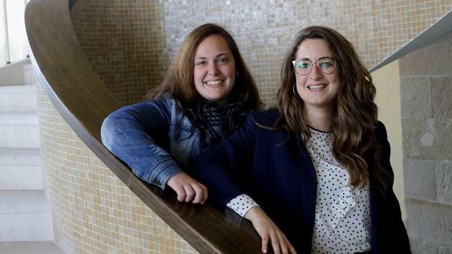 Por la izquierda, Celia España y Sara González, ayer, en la Facultad de Comercio de Gijón.