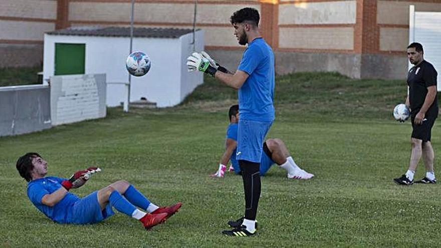 Los porteros del Villaralbo durante un entrenamiento.