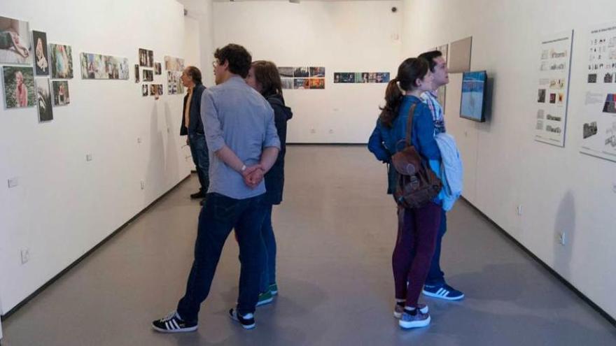 Varias personas observan los proyectos finales de los alumnos de la Escuela de Arte de Oviedo en la exposición &quot;Proyectarte&quot;, ayer, en Borrón.