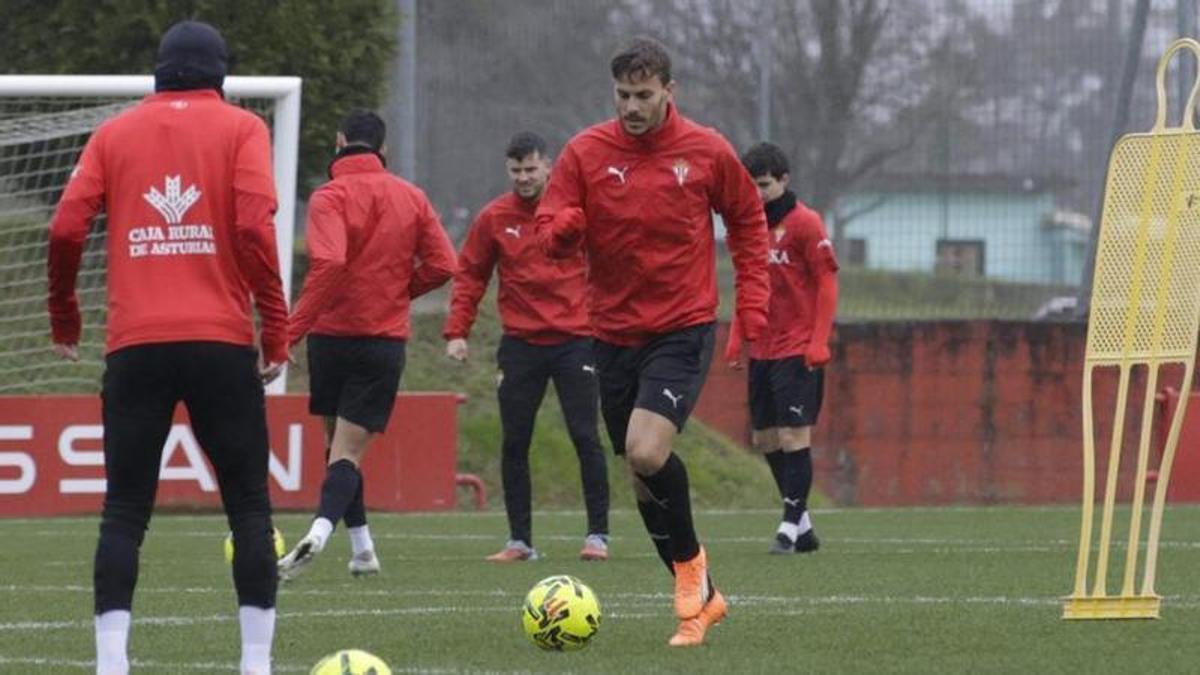 El canario Curbelo, al que Borja considera crucial en la retaguardia del Sporting, apunta a regresar ante el Valladolid El canario Curbelo, al que Borja considera crucial en la retaguardia del Sporting, apunta a regresar ante el Valladolid