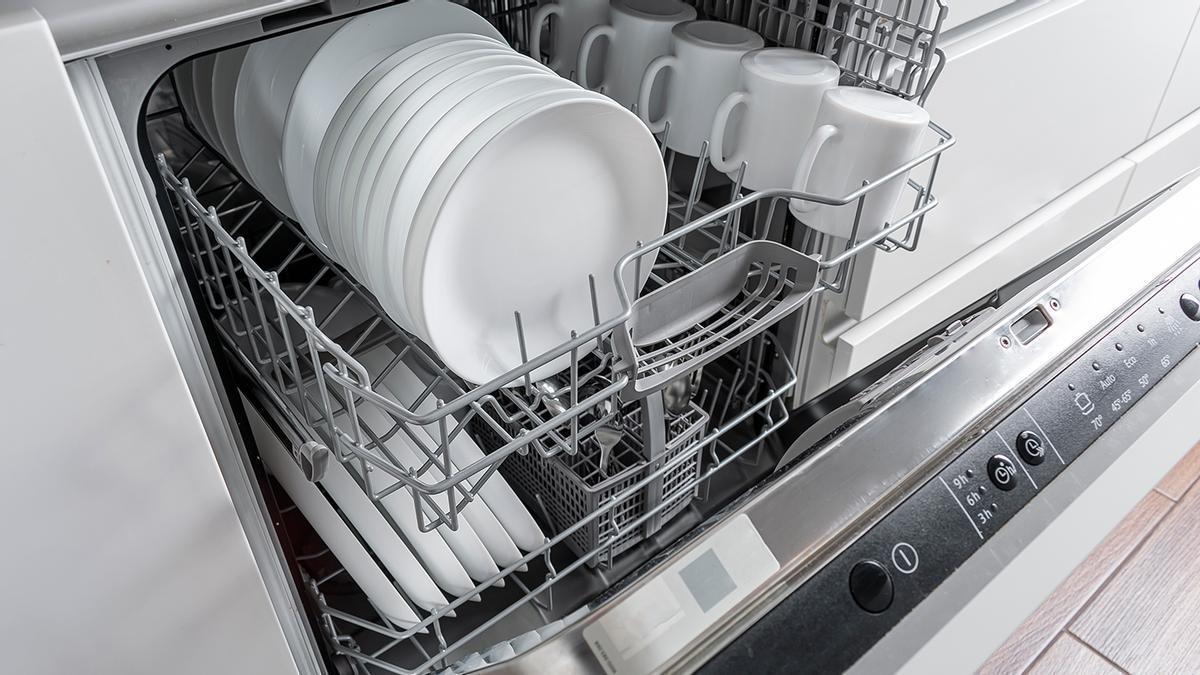El truco de los restaurantes para poner el lavavajillas, la tendencia que lava más rápido y ahorra
