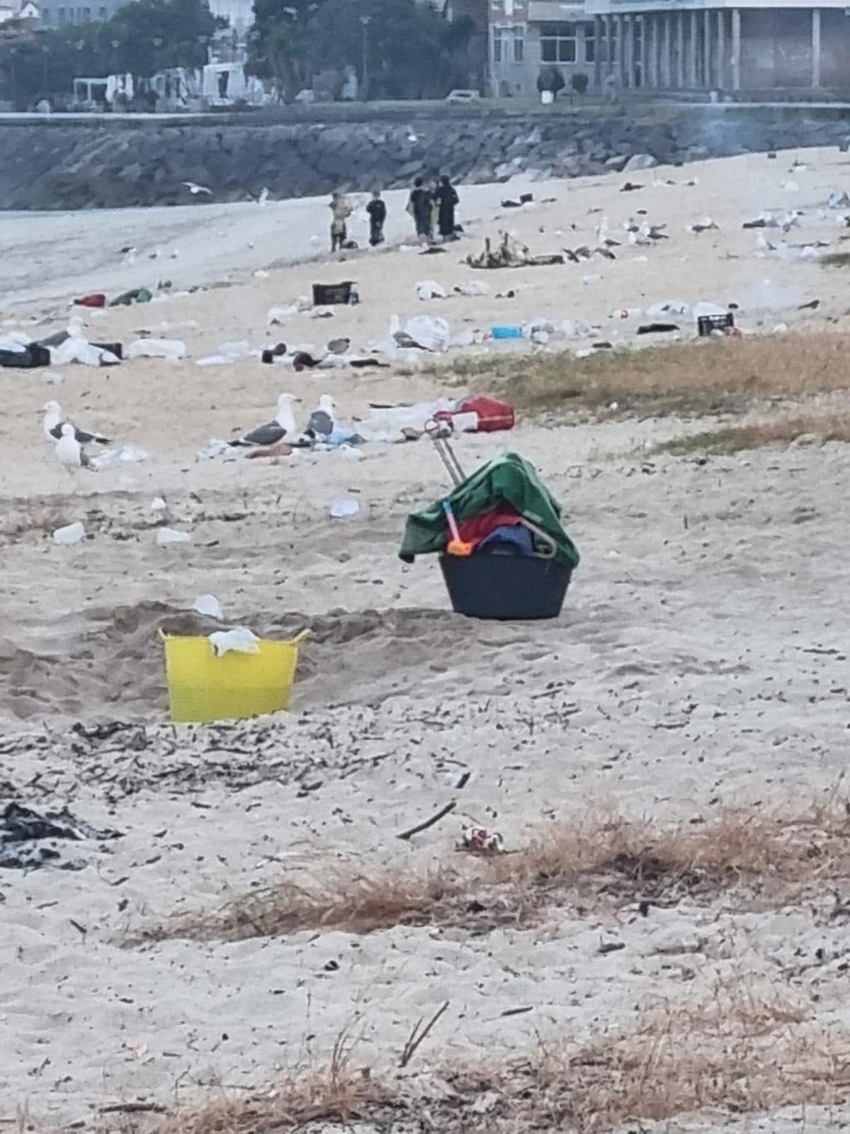 Los equipos de limpieza eliminan la basura de San Juan en las playas de Cangas