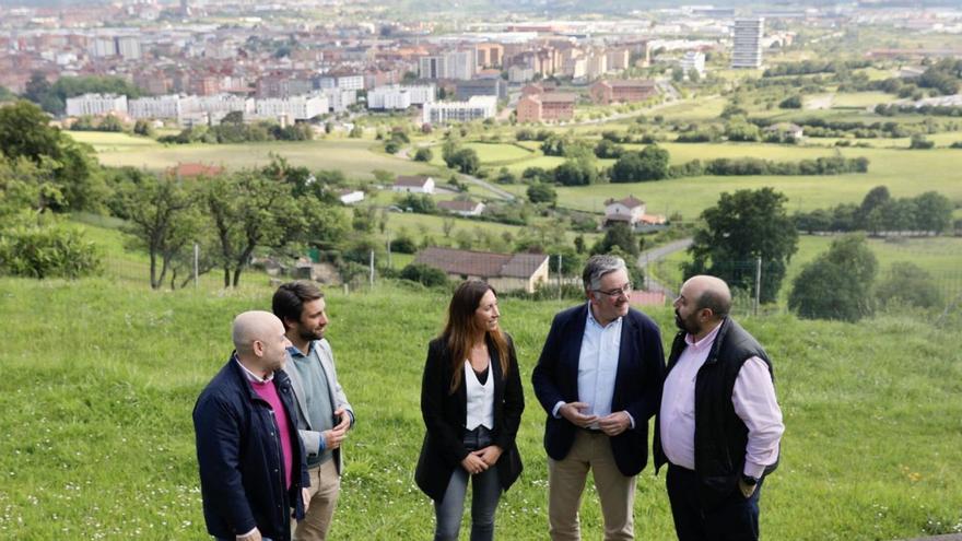 Por la izquierda, el edil Rodrigo Pintueles; el diputado regional Andrés Ruiz; Ángela Pumariega; Pablo González, y José Luis García Nicieza, con Jove y La Calzada al fondo.