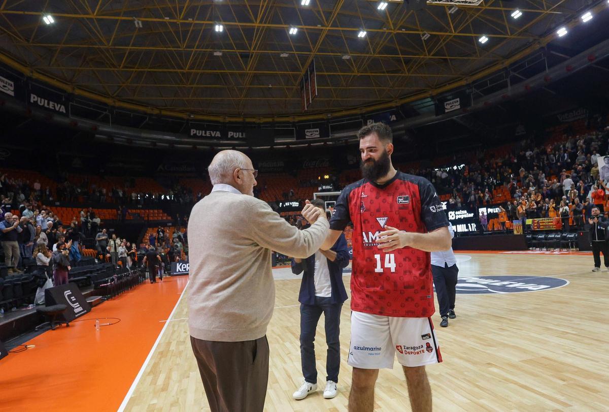 Bojan Dubljevic y Juan Roig se saludan en la última visita del montegrino como visitante.