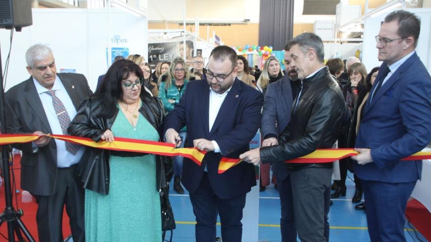 El momento de la inauguración de Expo Pinseque por las autoridades.  | LUIS A. RUIZ / SERVICIO ESPECIAL