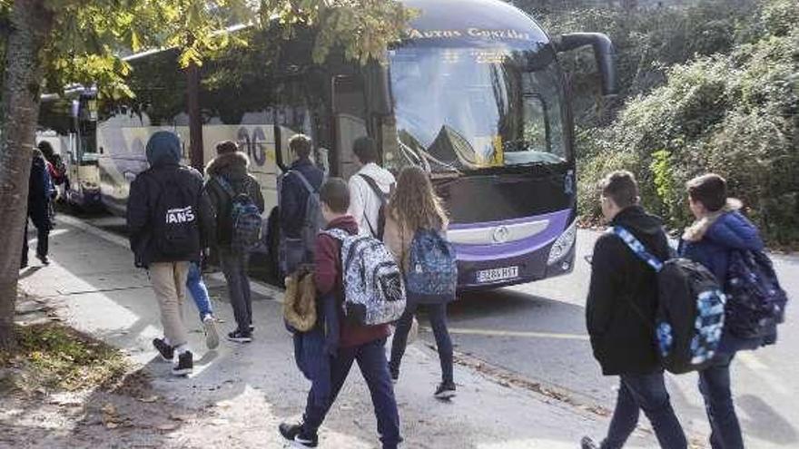 Alumnos en la parada de autobús de los institutos de Redondela. // CG