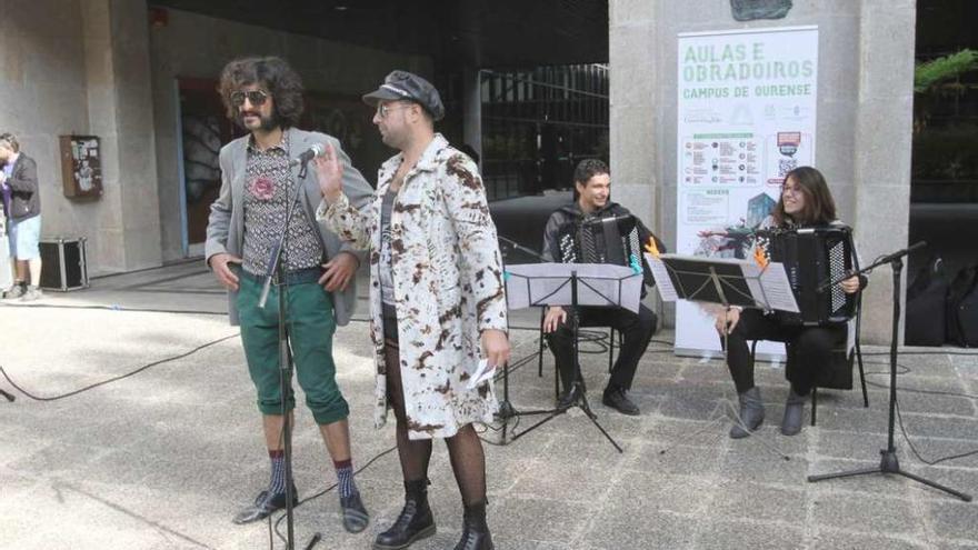 Dos de los responsables del Aula Universitaria de Teatro en la presentación de su actividad. // Iñaki Osorio