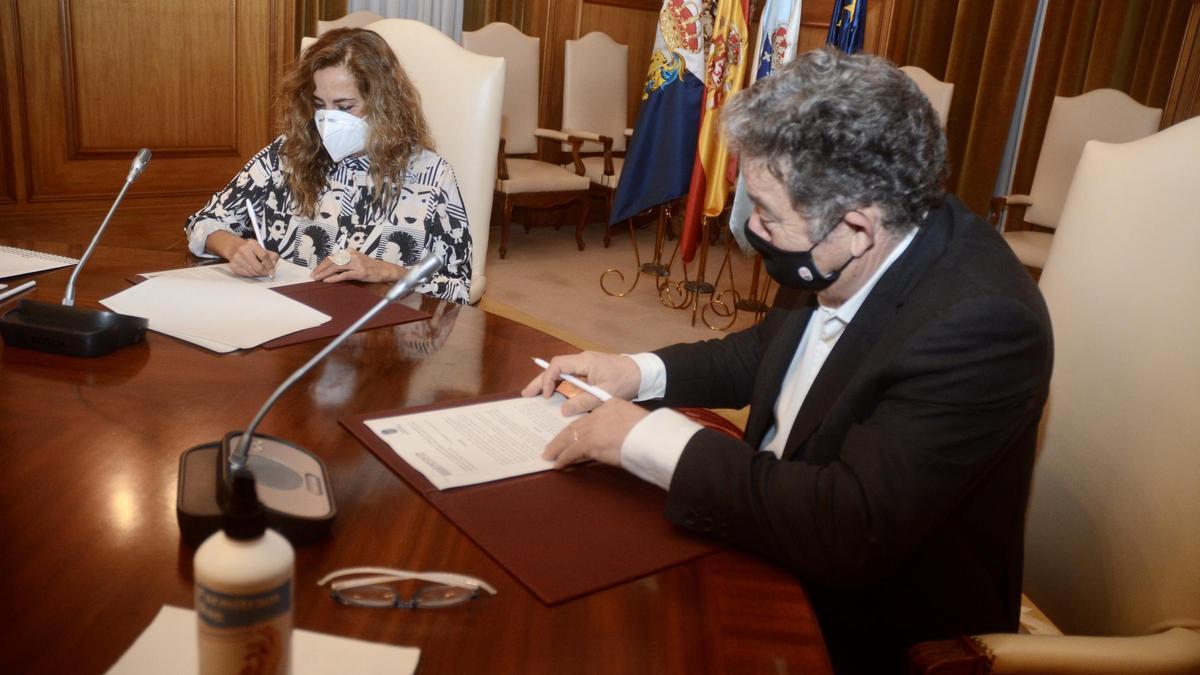 Firma del convenio entre Carmela Silva y Lores.