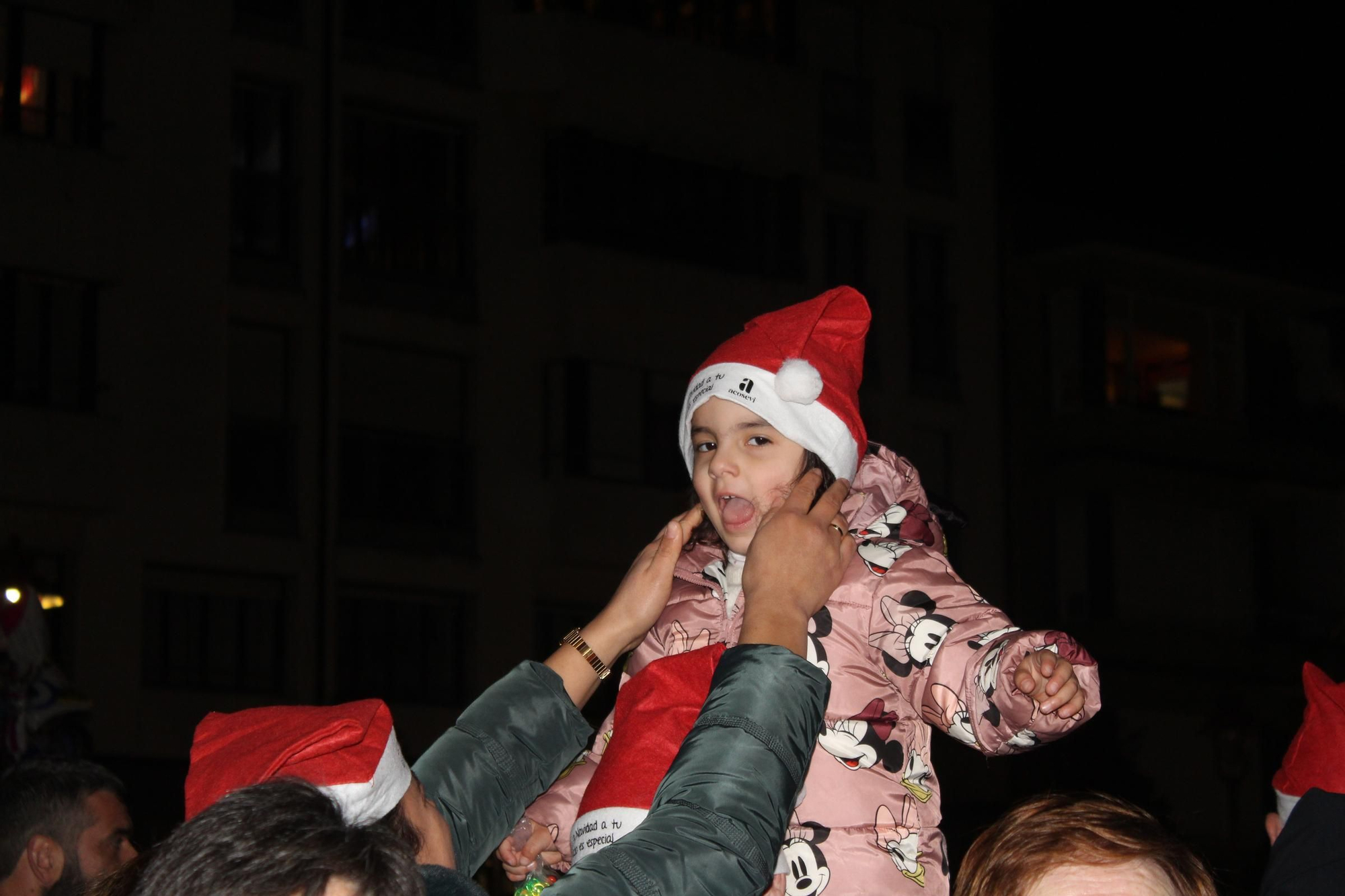 Villaviciosa 'descorcha' la Navidad con un brindis multitudinario