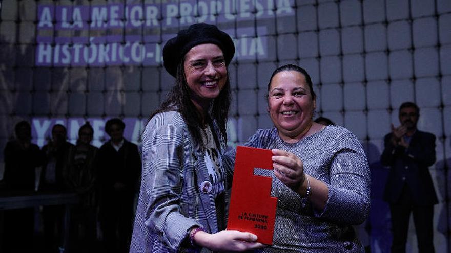 Yanet Acosta recibe uno de los premios.