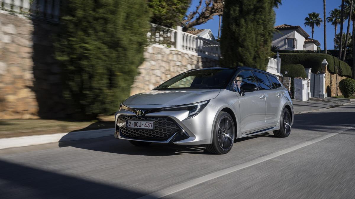El Toyota Corolla, uno de los más míticos de la marca, se queda en sexta posición con 1.602 matriculaciones.