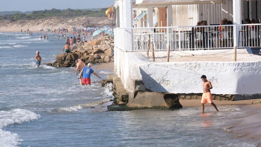 Los vecinos del litoral de Elche, hartos de vivir con el mar en la puerta