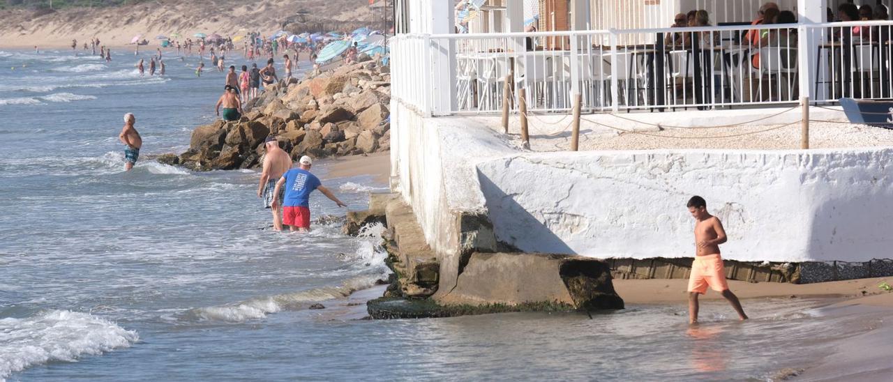 En algunos tramos de la playa de El Pinet es imposible transitar por la playa ya que las olas alcanzan a las edificaciones. | ÁXEL ÁLVAREZ